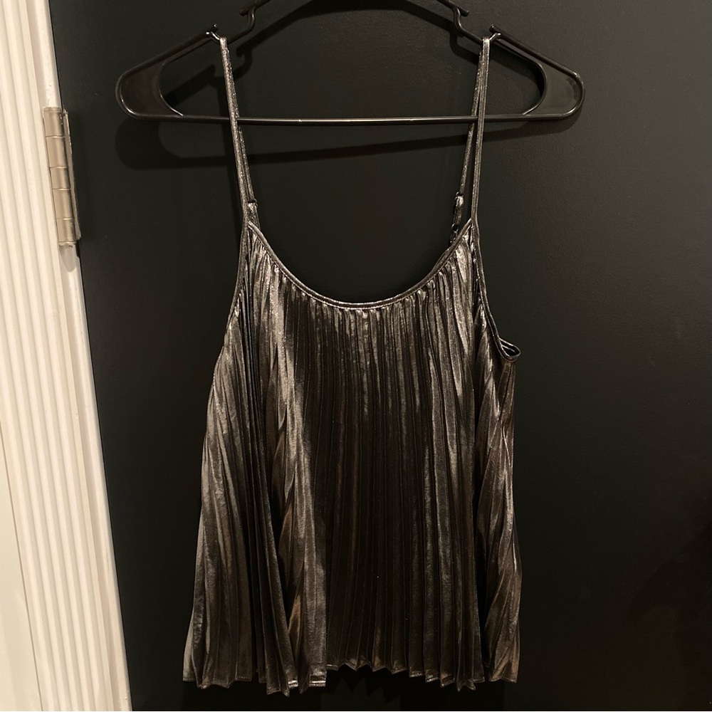 Metallic Pleated Tank Top - Picture 5 of 5